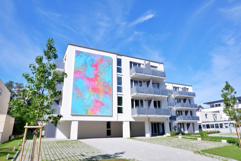Außenansicht eines KRAMS Apartmenthauses – Micro-Living-Konzept