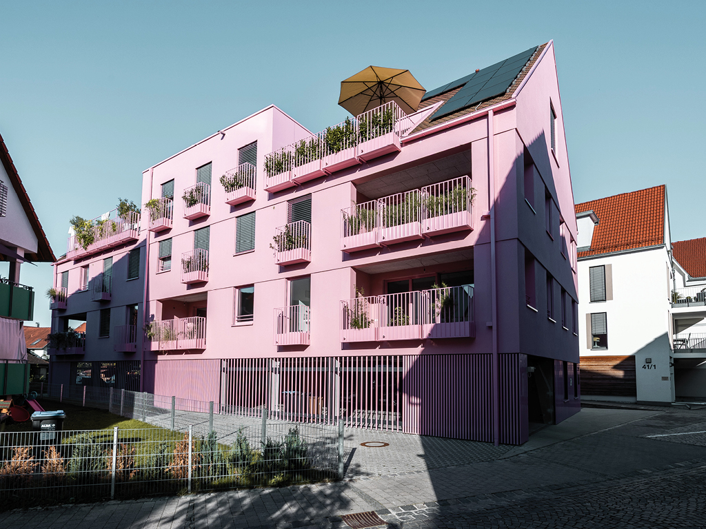 Flamingo-Haus Pfleghofstraße 39 Metzingen – modernes Mehrfamilienhaus mit rosa Fassade, Balkonen und Dachterrasse, vermittelt durch KRAMS Immobilien