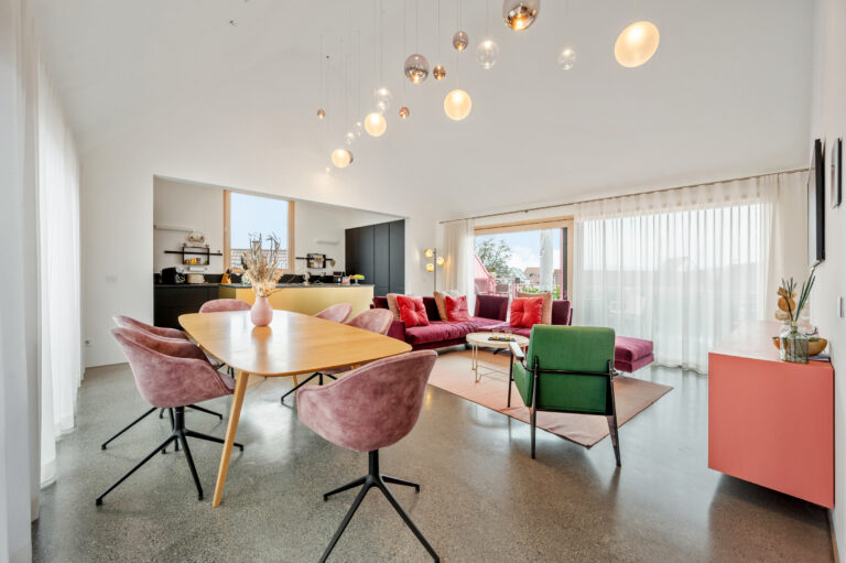 Flamingo-Haus in der Pfleghofstraße Metzingen – Neubau mit rosa Fassade