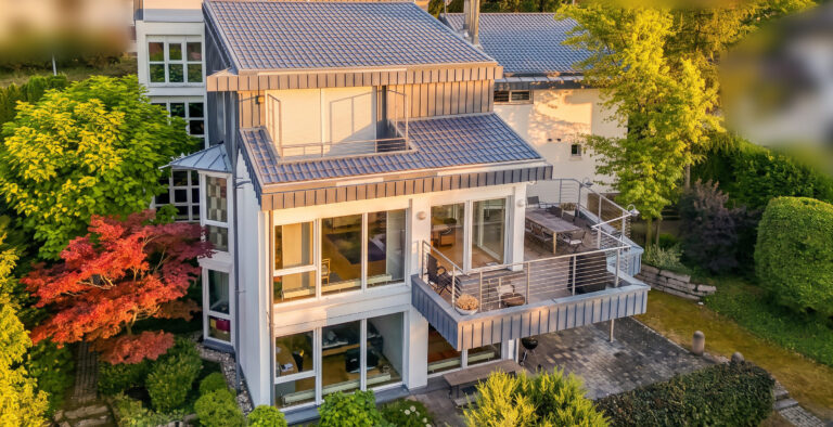 Einfamilienhaus am Pfalzgrafenweg Reutlingen mit Blick zur Achalm in Abendstimmung
