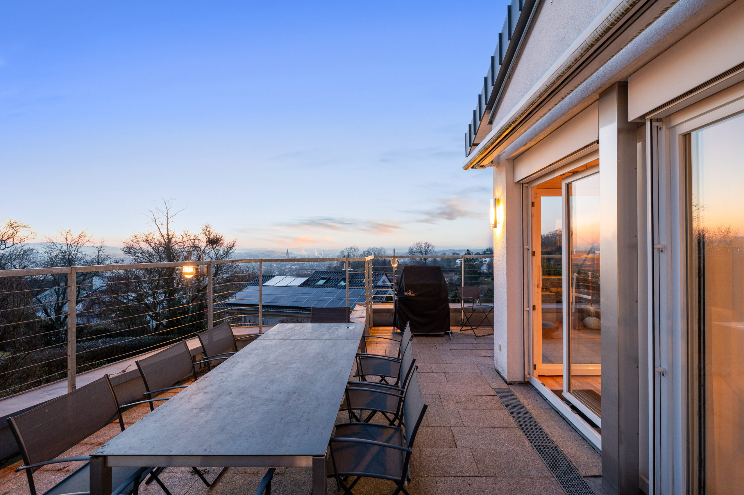 Dachterrasse Pfalzgrafenweg Reutlingen Panoramablick Abendhimmel