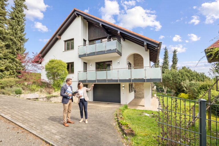 KRAMS Immobilienmakler im Beratungsgespräch
