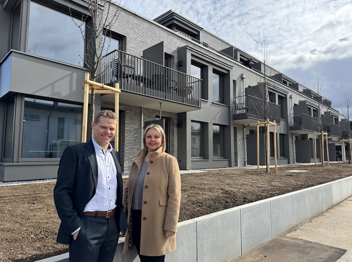 Anja Gebauer und Christoph Epple vor dem KRAMS Apartmenthaus in der Weiherstraße in Metzingen