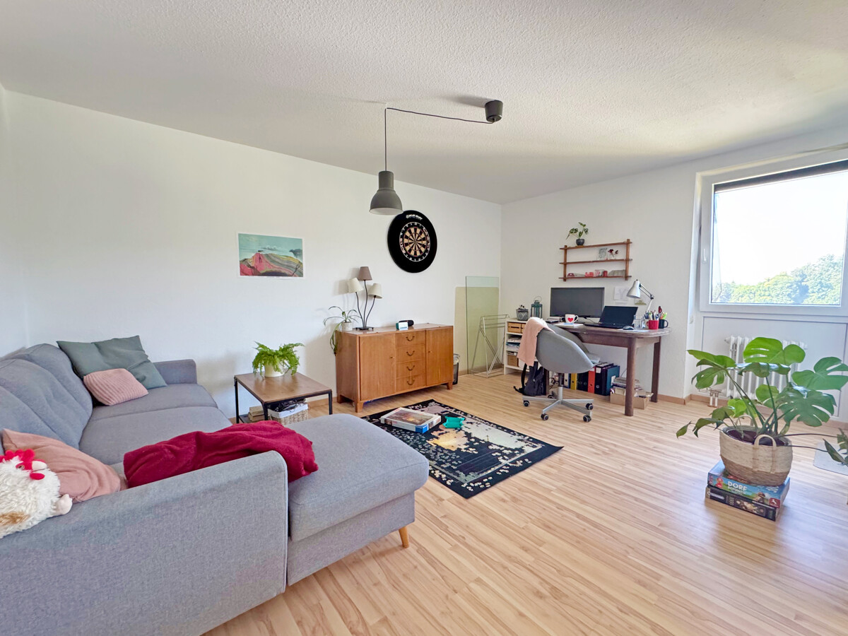 Wohn- und Essbereich der 2-Zimmer-Wohnung Tübingen-Lustnau mit Zugang zum Südwest-Balkon
